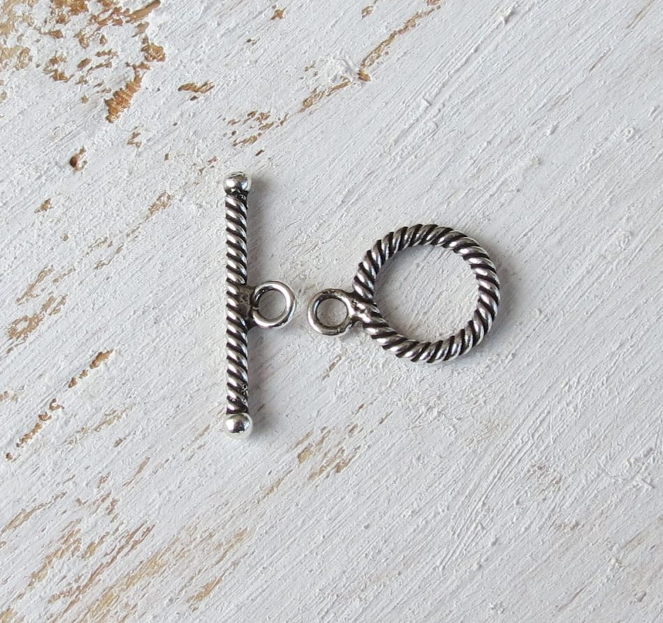 Small sterling silver rope detailed toggle clasp