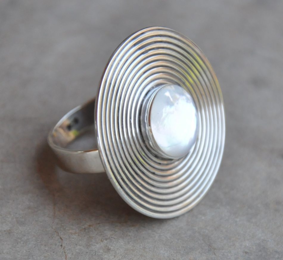 Sterling silver round disc ring with Mother of pearl