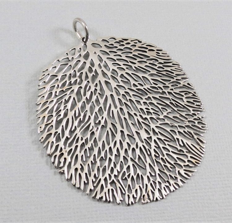 sterling silver round leaf detail pendant