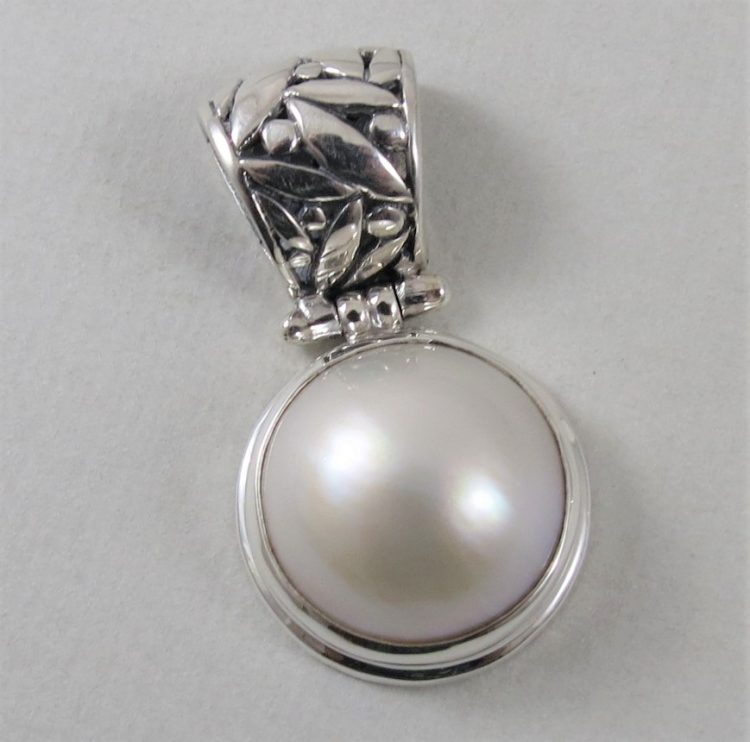 sterling silver and white pearl pendant