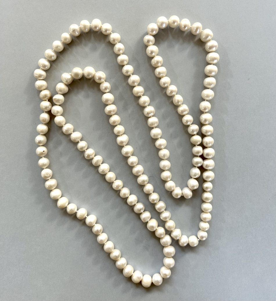 White pearl knotted necklace 122cm