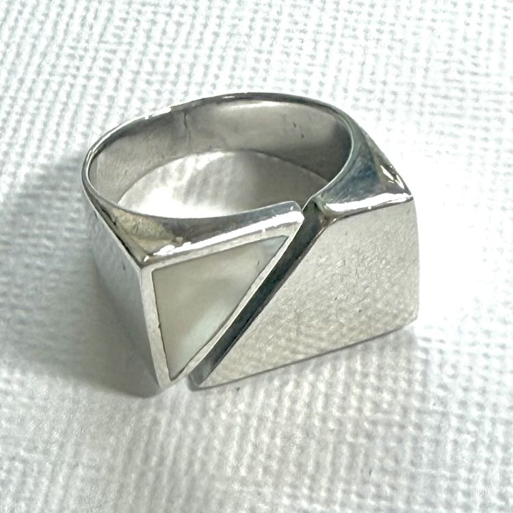 modern style sterling silver and mother of pearl ring