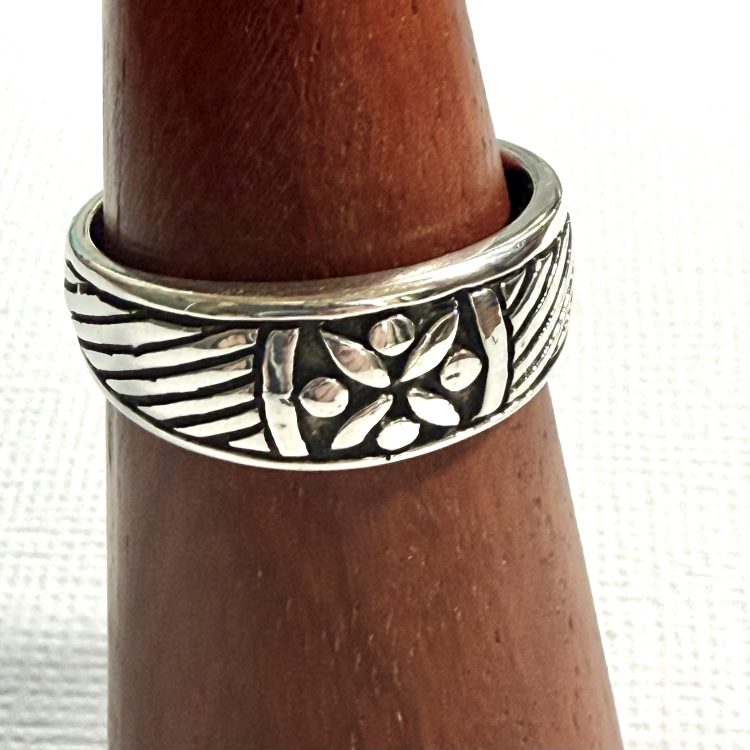 sterling silver band ring with floral and lined design