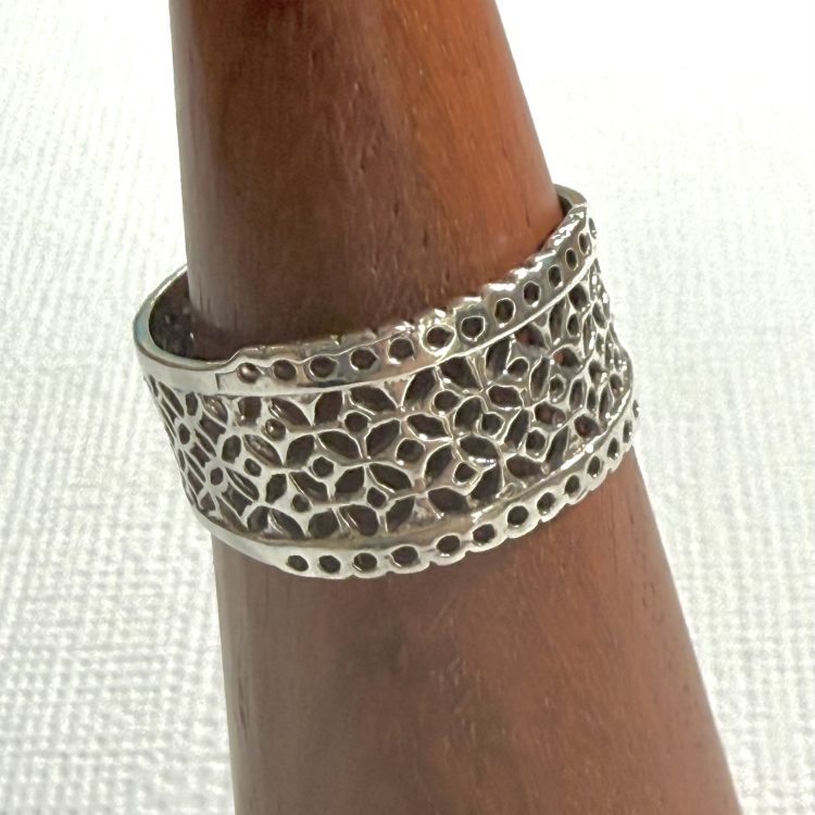 sterling silver band ring with an openwork geometric pattern