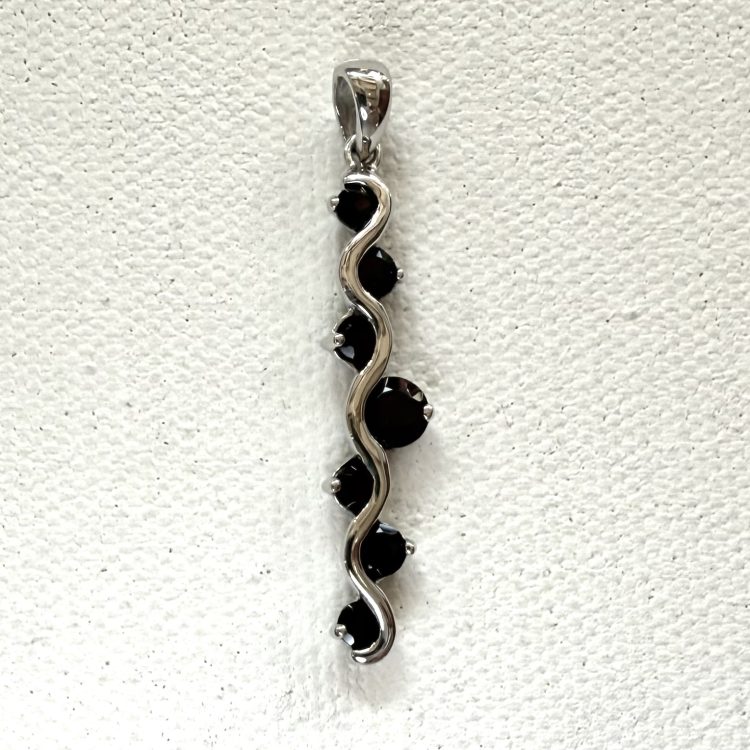 sterling silver wavy garnet pendant