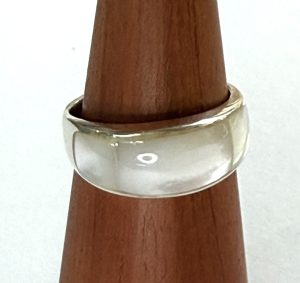 modern design sterling silver and mother of pearl band ring