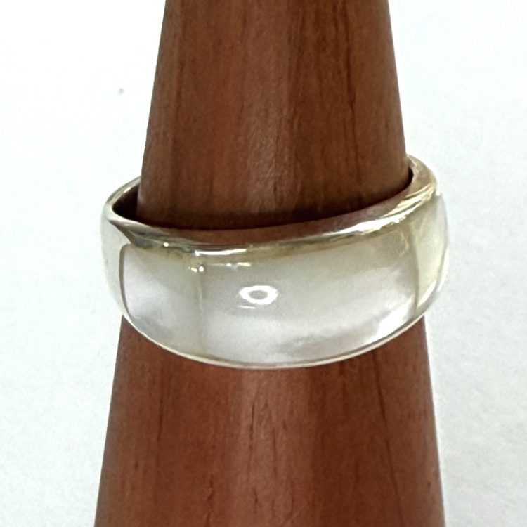 modern design sterling silver and mother of pearl band ring