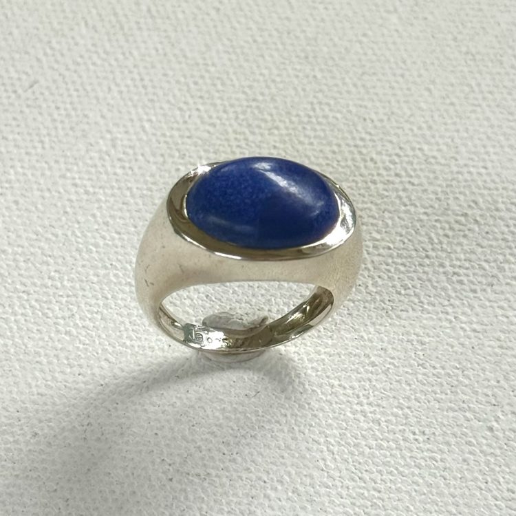 sterling silver and oval cabochon lapis lazuli ring